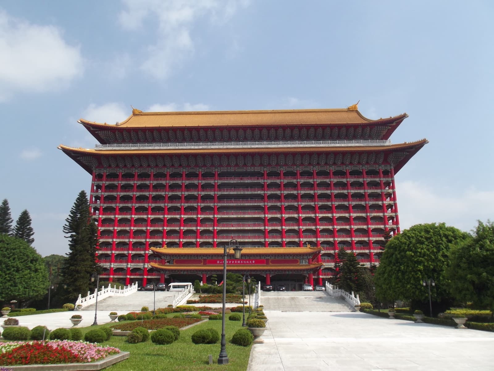 圓山大飯店的正面,二〇一四年。一九八六年九月二十八日,一百三十五位黨外人士在這裡的二樓敏廳宣布組黨。
