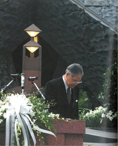 一九九五年二月二十八日,臺北二二八紀念碑落成,李登輝在碑前以國家元首的身分向受難者家屬道歉。