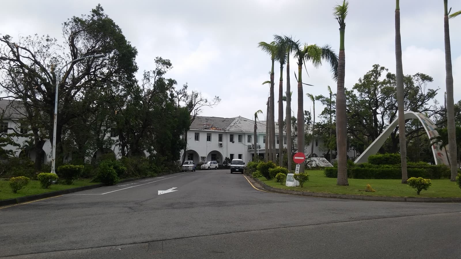 原日本海軍第六燃料廠的總辦公廳,今天是高雄市定古蹟。戰後中油接收了這座廠,改成高雄煉油廠,後勁就在它的圍牆外。