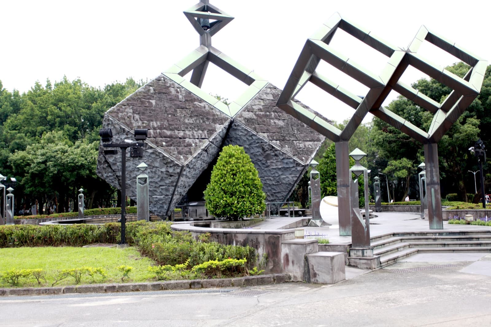 臺北二二八和平紀念公園裡的紀念碑,二〇一四年。這座公園原名新公園,一九九六年改成現在的名字。