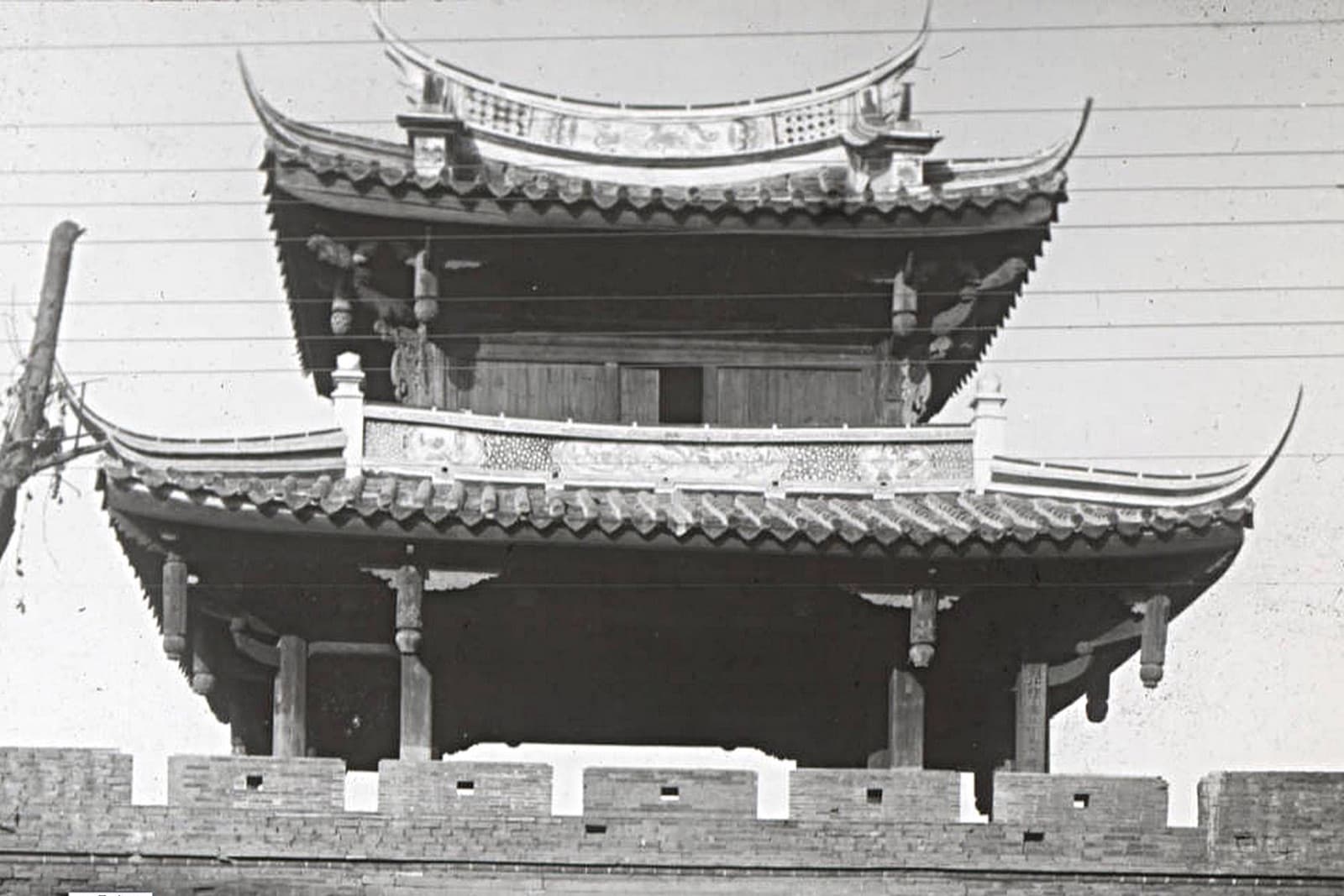 彰化縣城的樂耕門城樓,約攝於一八九五年,攝影者是美國記者禮密臣(James W. Davidson)。一八六二年戴潮春的會眾攻破的,就是這座城。