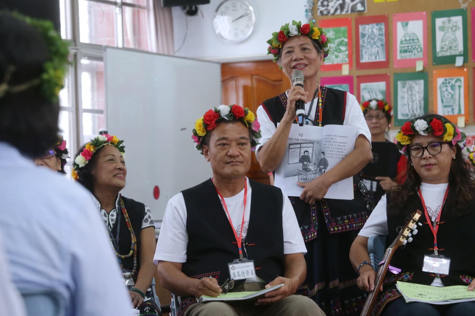 The president meeting indigenous language teachers at Puyuma Garland Experimental Primary School in Taitung, 2017. The Indigenous Languages Development Act passed that year, making sixteen peoples' languages national languages.