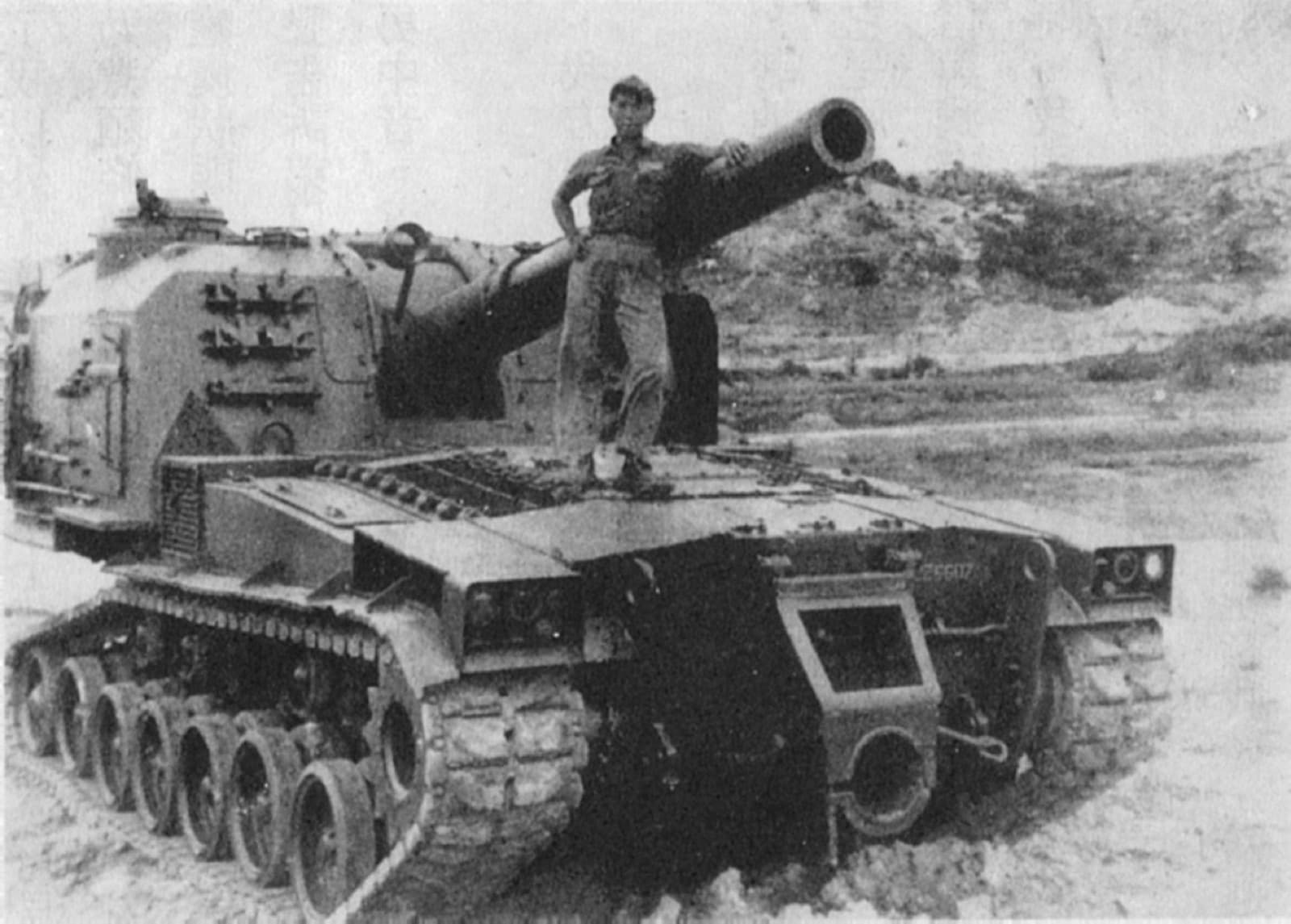 An M55 eight-inch self-propelled howitzer, transferred to ROC forces from the U.S. 3rd Marine Division. The guns reached Kinmen on 18 September and could reach the batteries on the far shore. Photographed a year later, a gunner standing at the barrel.