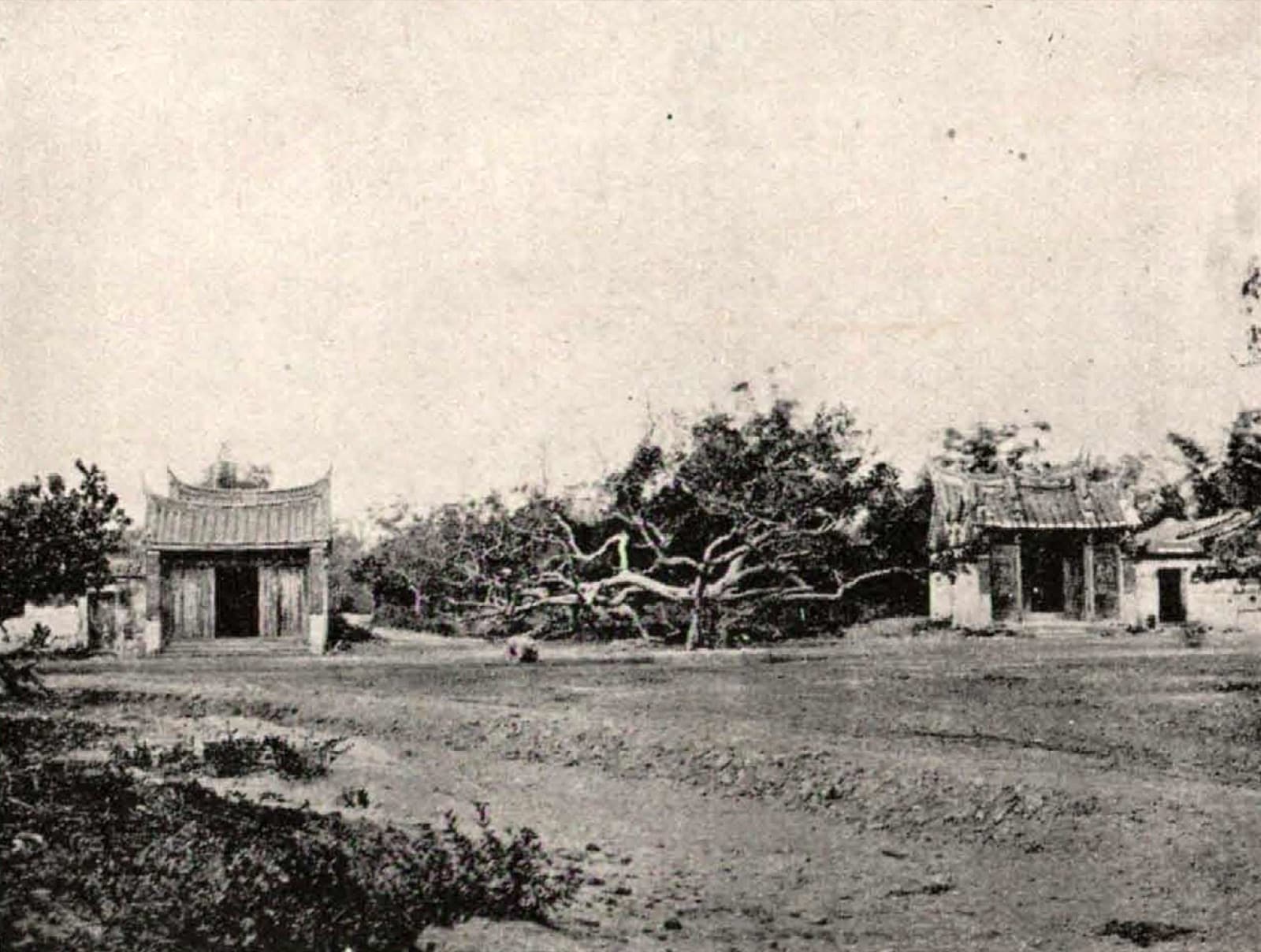 The shrine to the Prince of Ningjing, photographed around 1915. Zhu Shugui, a Ming prince, learned of the defeat at Penghu in 1683, divided his land among his tenants and hanged himself. Five of his consorts had died before him.