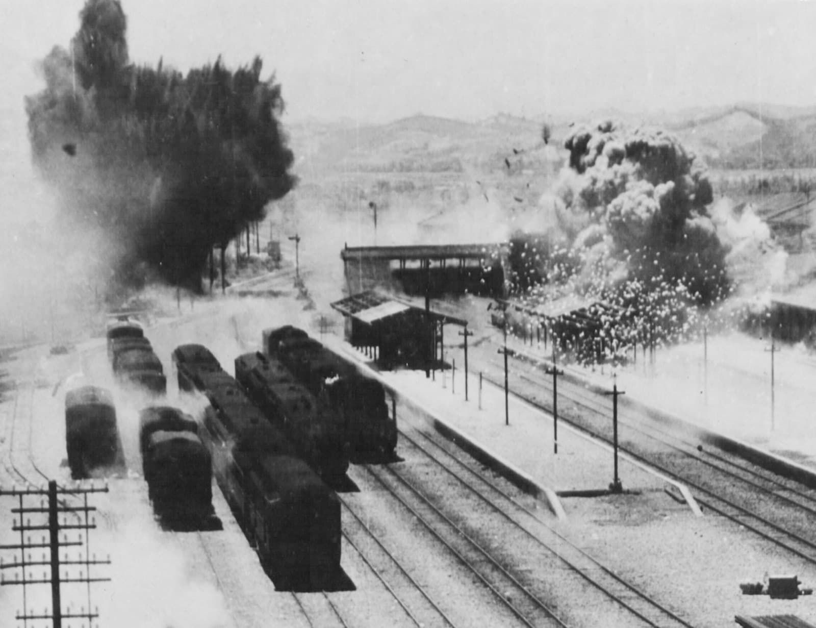 一九四五年五月十七日,美軍B-25轟炸機空襲竹南車站。月台右側散落的,除了炸彈還有傳單。臺北大空襲在兩個星期後。